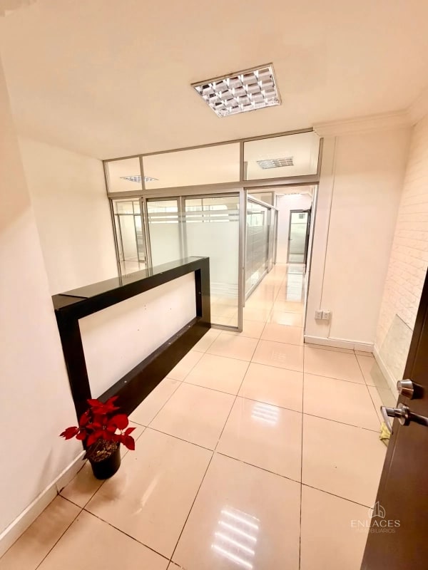 Zona 10 • Oficina en Renta • Edificio Dubai Center • 5 oficinas privadas - 7