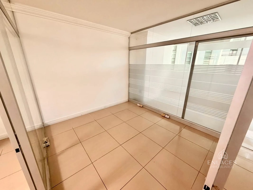 Zona 10 • Oficina en Renta • Edificio Dubai Center • 5 oficinas privadas - 5