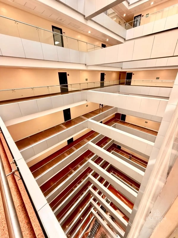 Zona 10 • Oficina en Renta • Edificio Dubai Center • 5 oficinas privadas - 4
