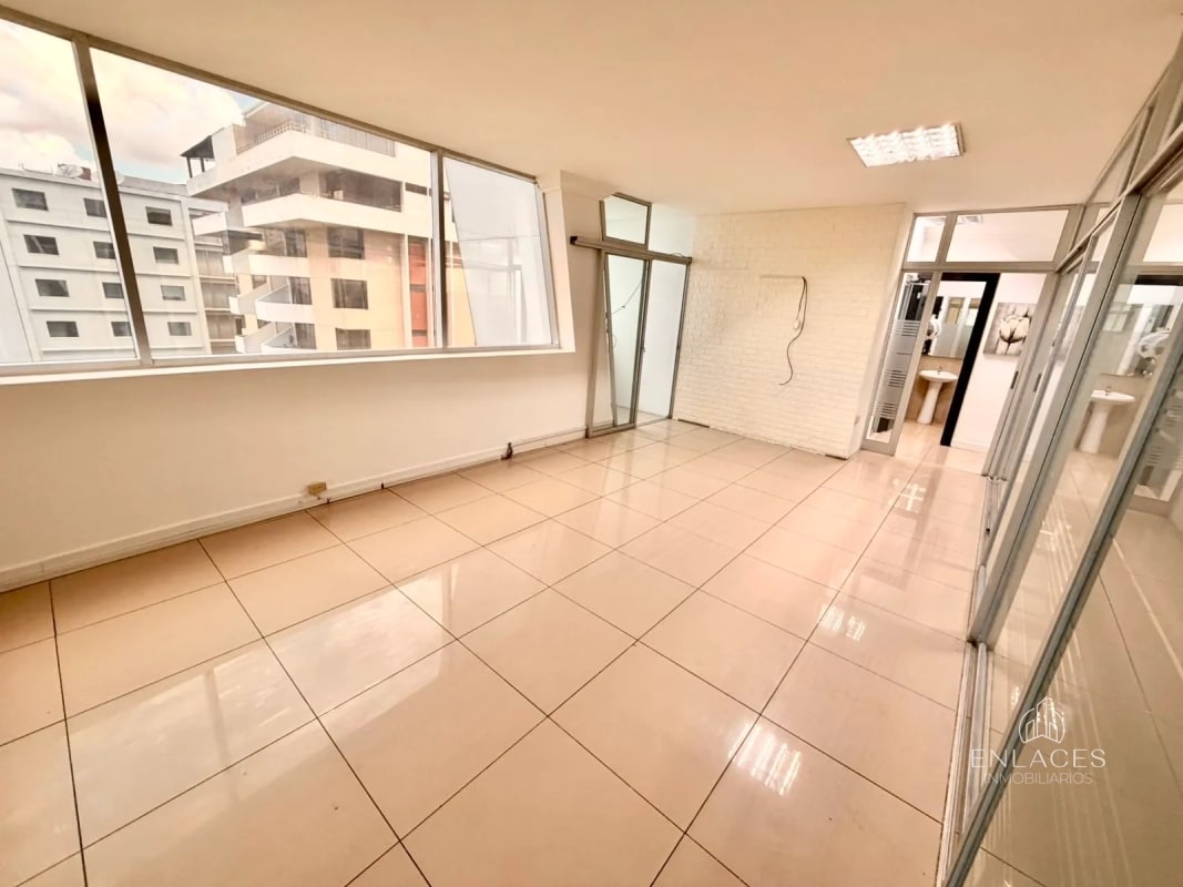 Zona 10 • Oficina en Renta • Edificio Dubai Center • 5 oficinas privadas - 1