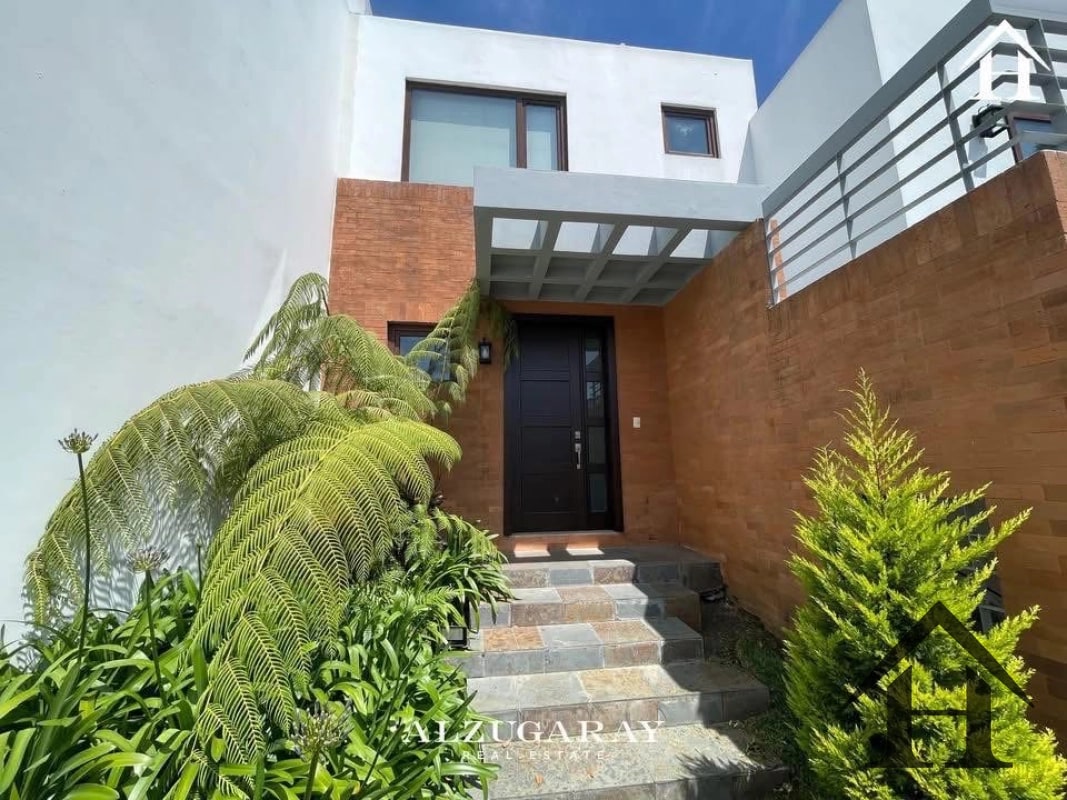 casa cond San Jorge Muxbal, salida por zona 10 y x carretera - 9