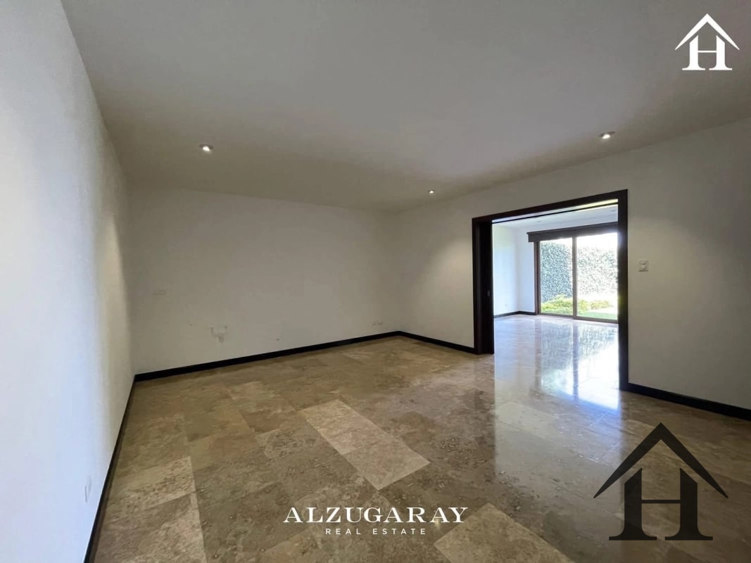 casa cond San Jorge Muxbal, salida por zona 10 y x carretera - 2