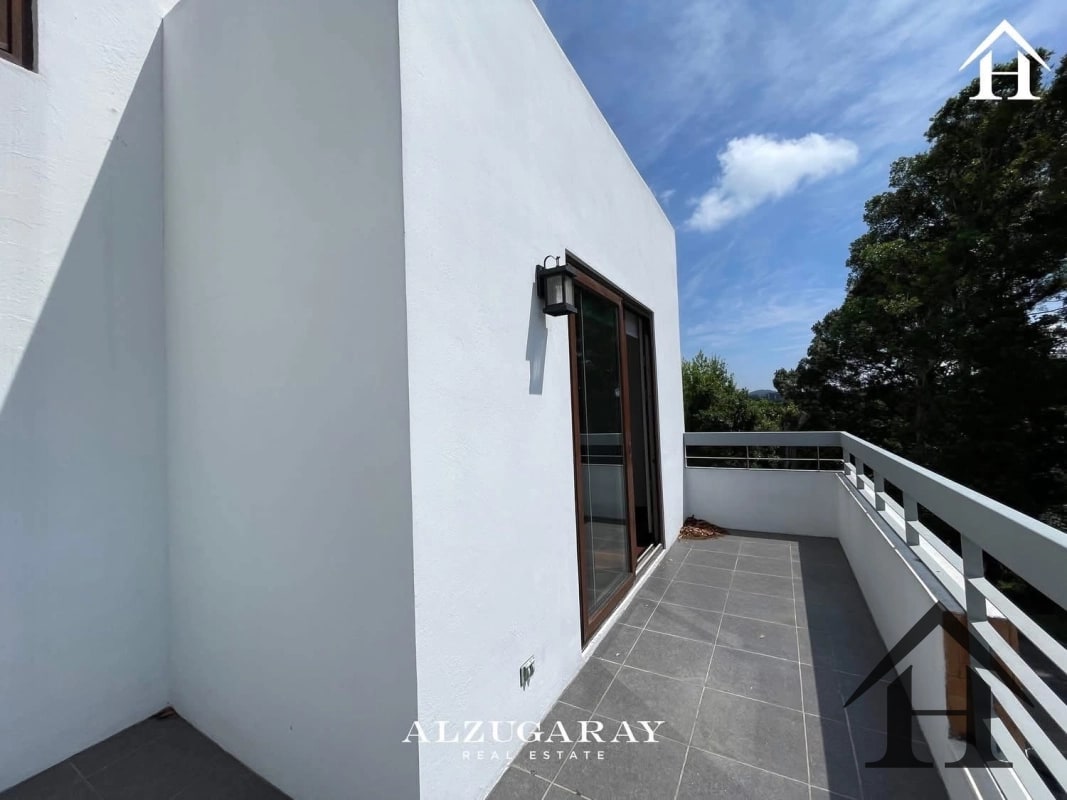 casa cond San Jorge Muxbal, salida por zona 10 y x carretera - 1