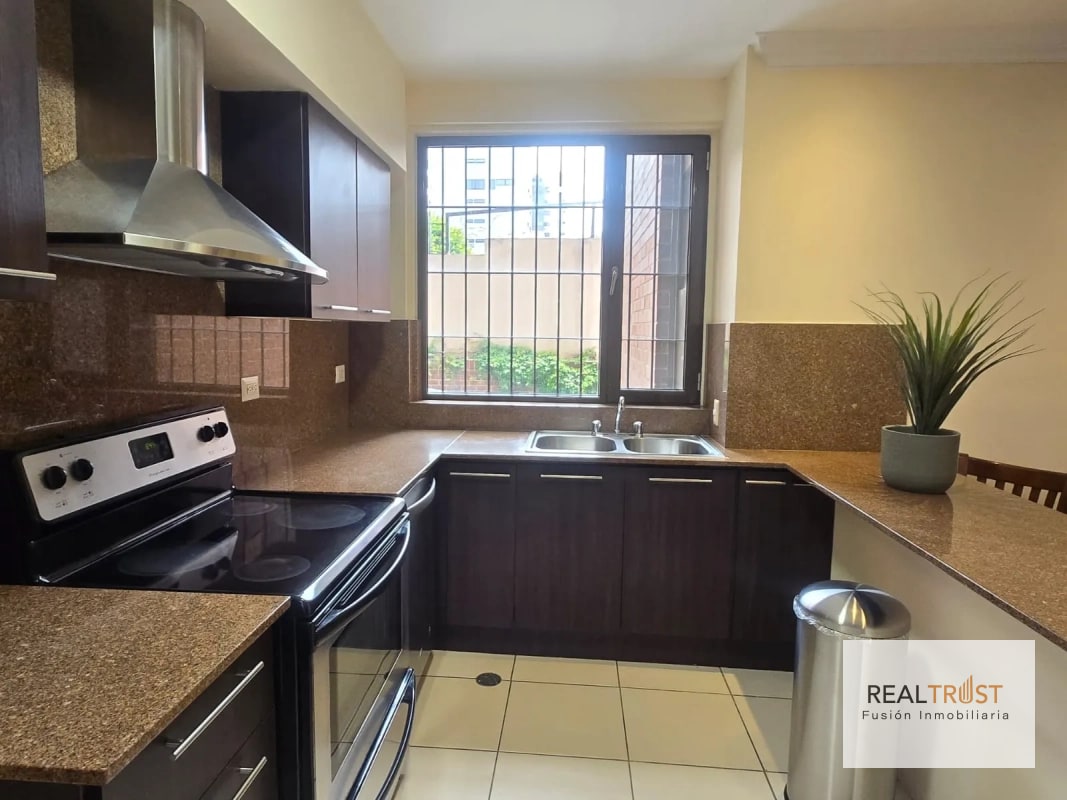 En renta apartamento en primer nivel, zona 14 - 6