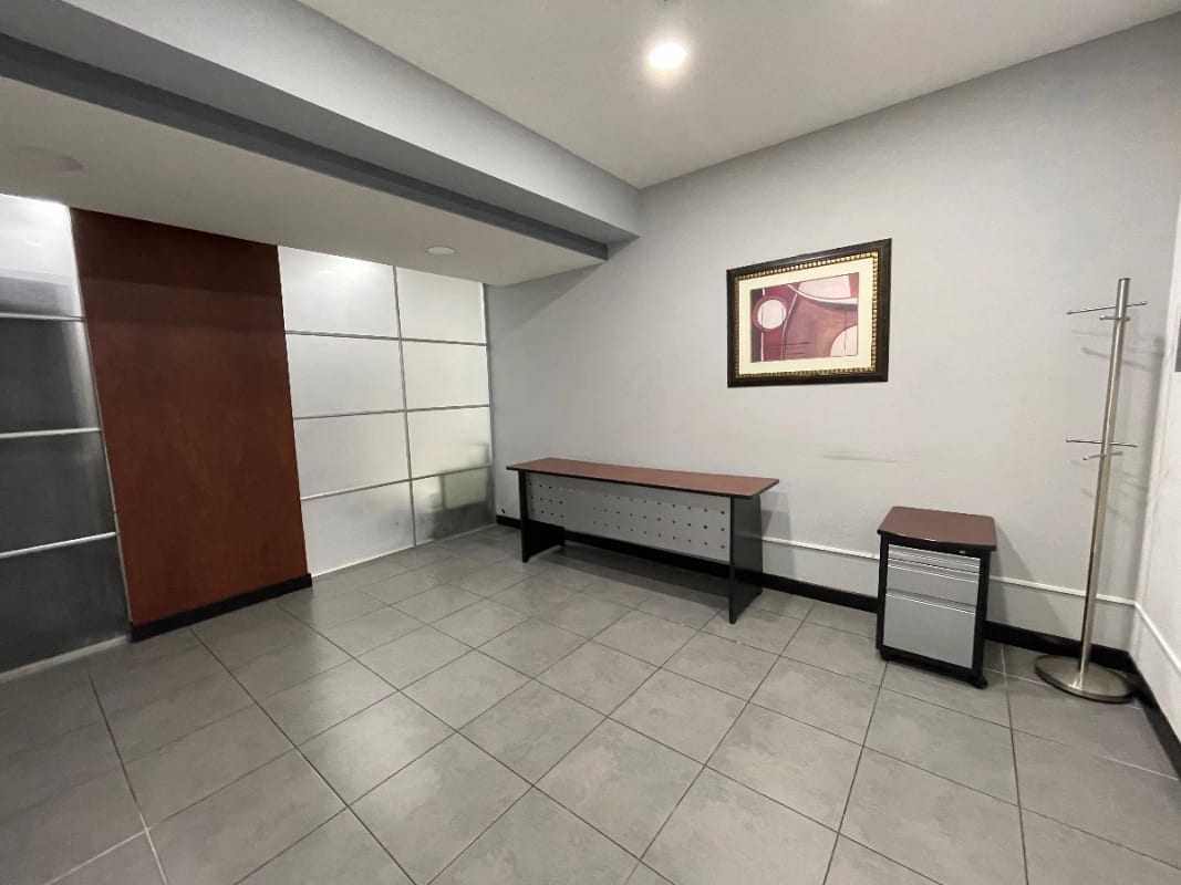 EUROPLAZA Z14, OFICINA RENTA 160 MTS2, 5 ESPACIOS TABICADOS, 2 BAÑOS, 2 PARQUEOS $2,500 + IVA — Oficina en Alquiler en Europlaza, Zona 14, Guatemala, Ciudad — foto 2 de 5