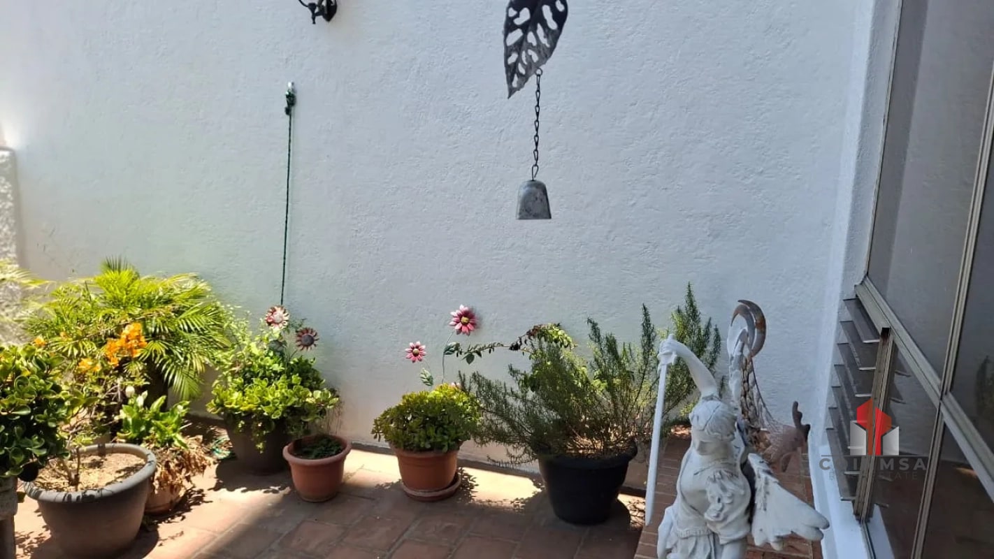Apartamento semi-amueblado en Renta zona 10 - 6