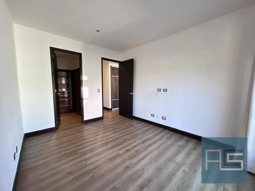 Amplio apartamento en renta de 2 hab en zona 10 - 8