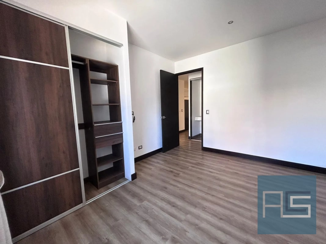 Amplio apartamento en renta de 2 hab en zona 10 - 12