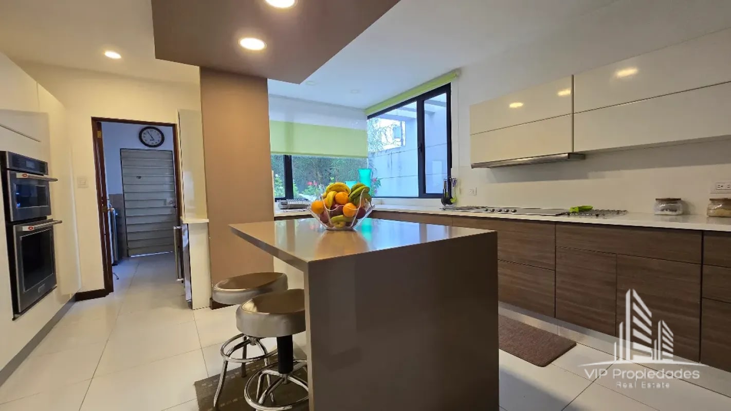 Casa en venta en zona 15, VHI - 12