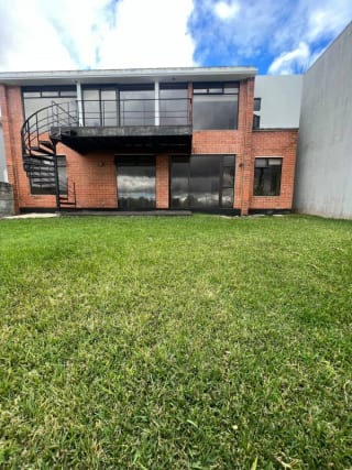 VENDO LINDA CASA EN LA FORESTA KM.20.5 CARR A FRAIJANES (copia) — Casa en Venta en La Foresta, Carretera a El Salvador, Guatemala, Ciudad — miniatura 1 de 11