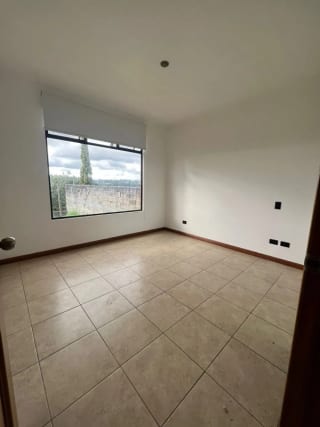 VENDO LINDA CASA EN LA FORESTA KM.20.5 CARR A FRAIJANES (copia) — Casa en Venta en La Foresta, Carretera a El Salvador, Guatemala, Ciudad — miniatura 8 de 11
