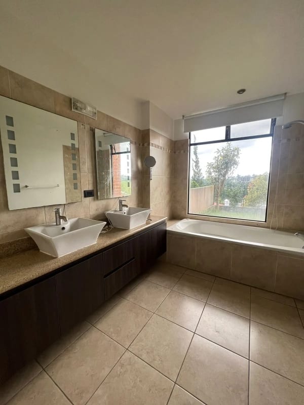 VENDO LINDA CASA EN LA FORESTA KM.20.5 CARR A FRAIJANES (copia) — Casa en Venta en La Foresta, Carretera a El Salvador, Guatemala, Ciudad — foto 6 de 11