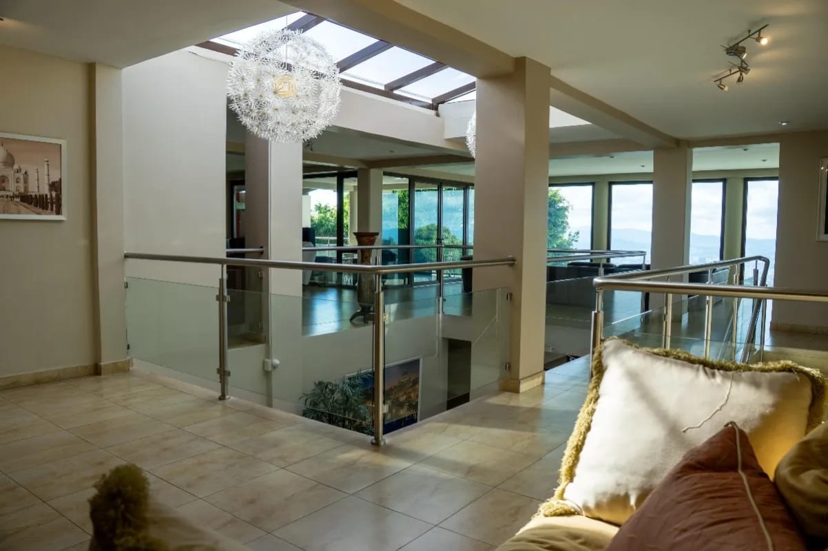 VENDO CASA EN LAS NUBES KM.11.5 CAES CON PISCINA (copia) — Casa en Venta en Carretera a El Salvador, Guatemala, Ciudad — foto 2 de 17
