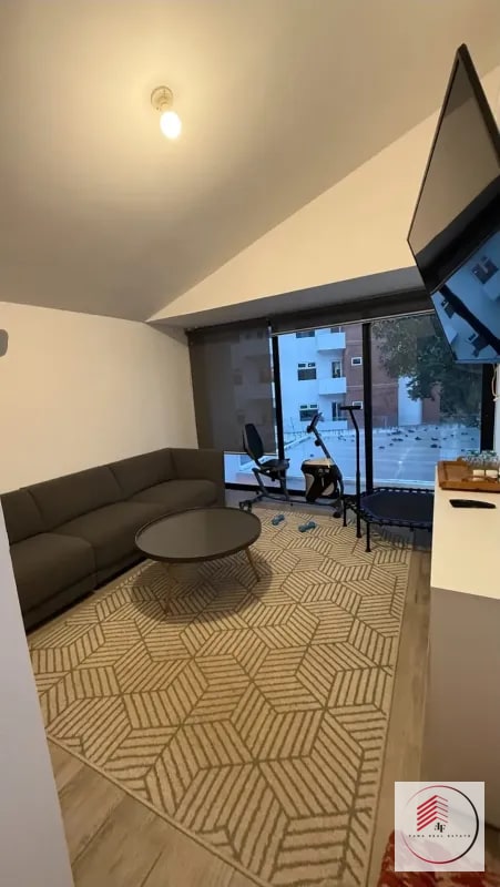 ALQUILER DE CASA EN ZONA 15 REMODELADA DE 268 M² - 2