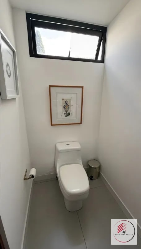 ALQUILER DE CASA EN ZONA 15 REMODELADA DE 268 M² - 1