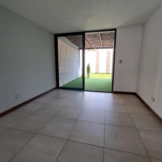 VENDO AMPLIA CASA CON APARTAMENTO, LOS MANANTIALES (copia) — Casa en Venta en Carretera a El Salvador, Guatemala, Ciudad — miniatura 1 de 17