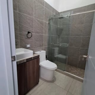 VENDO AMPLIA CASA CON APARTAMENTO, LOS MANANTIALES (copia) — Casa en Venta en Carretera a El Salvador, Guatemala, Ciudad — miniatura 5 de 17