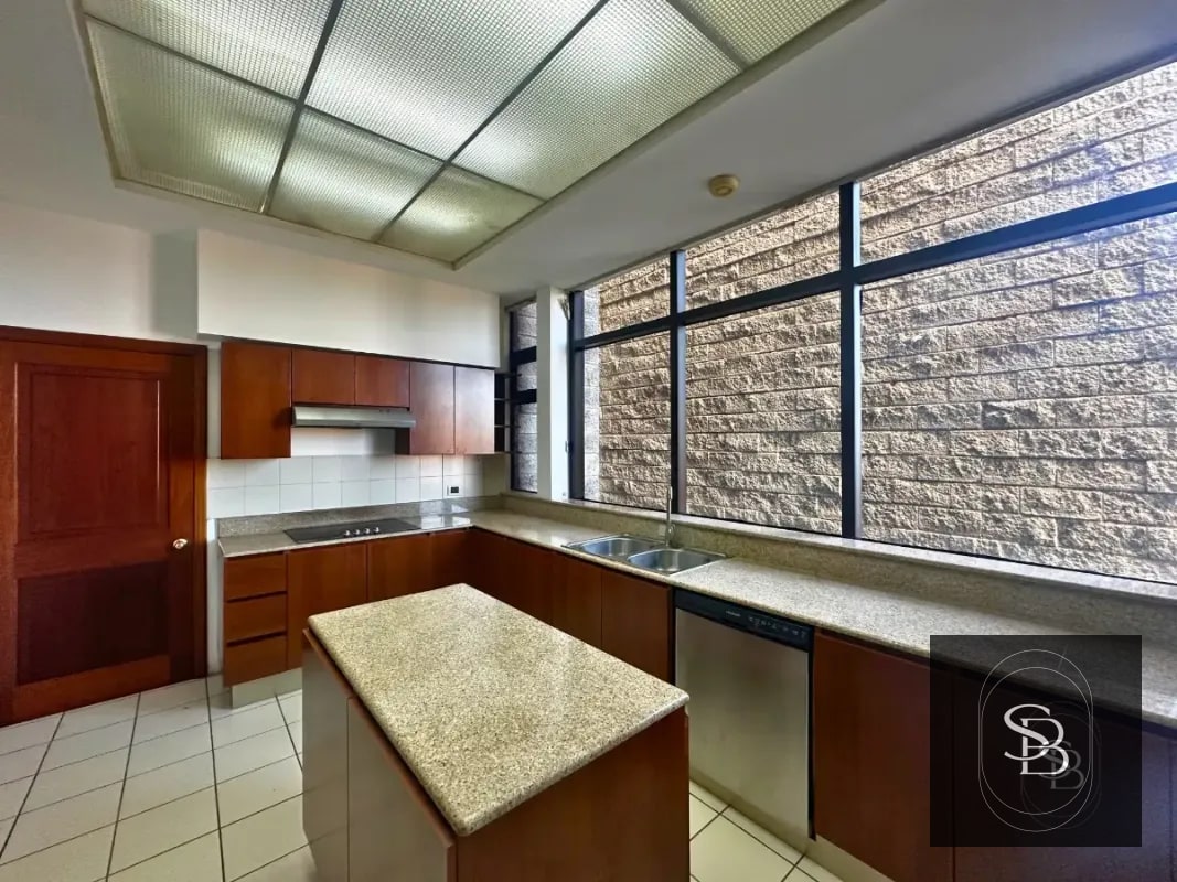 Apartamento en Renta – Edificio Tiffany I, Zona 10 - 8