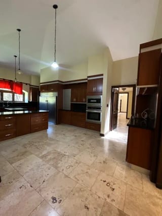 AMPLIA Y ELEGANTE CASA DE UN NIVEL EN VENTA | SANTA CATARINA PINULA   "Condominio Las Tinajas" — Casa en Venta en Las Tinajas, Santa Catarina Pinula, Guatemala, Ciudad — miniatura 4 de 13