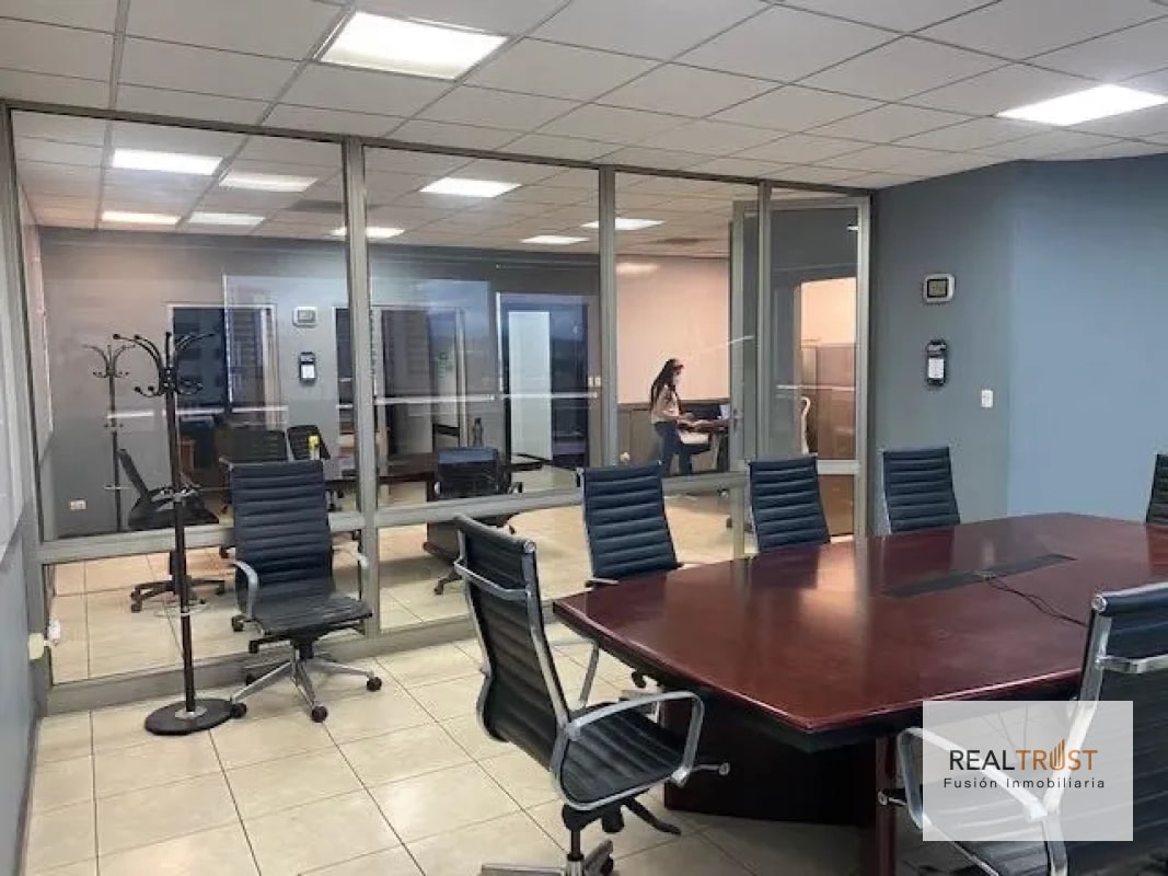 OFICINA EN VENTA EDIFICIO DUBAI CENTER ZONA 10 - 7