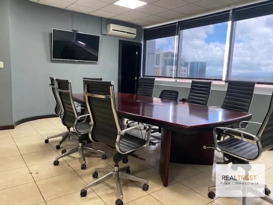 OFICINA EN VENTA EDIFICIO DUBAI CENTER ZONA 10 - 5