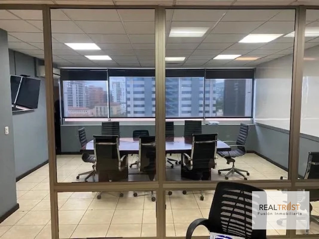 OFICINA EN VENTA EDIFICIO DUBAI CENTER ZONA 10 - 4