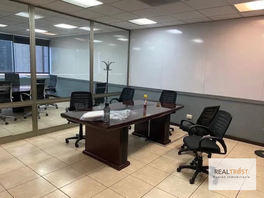 OFICINA EN VENTA EDIFICIO DUBAI CENTER ZONA 10 - 2