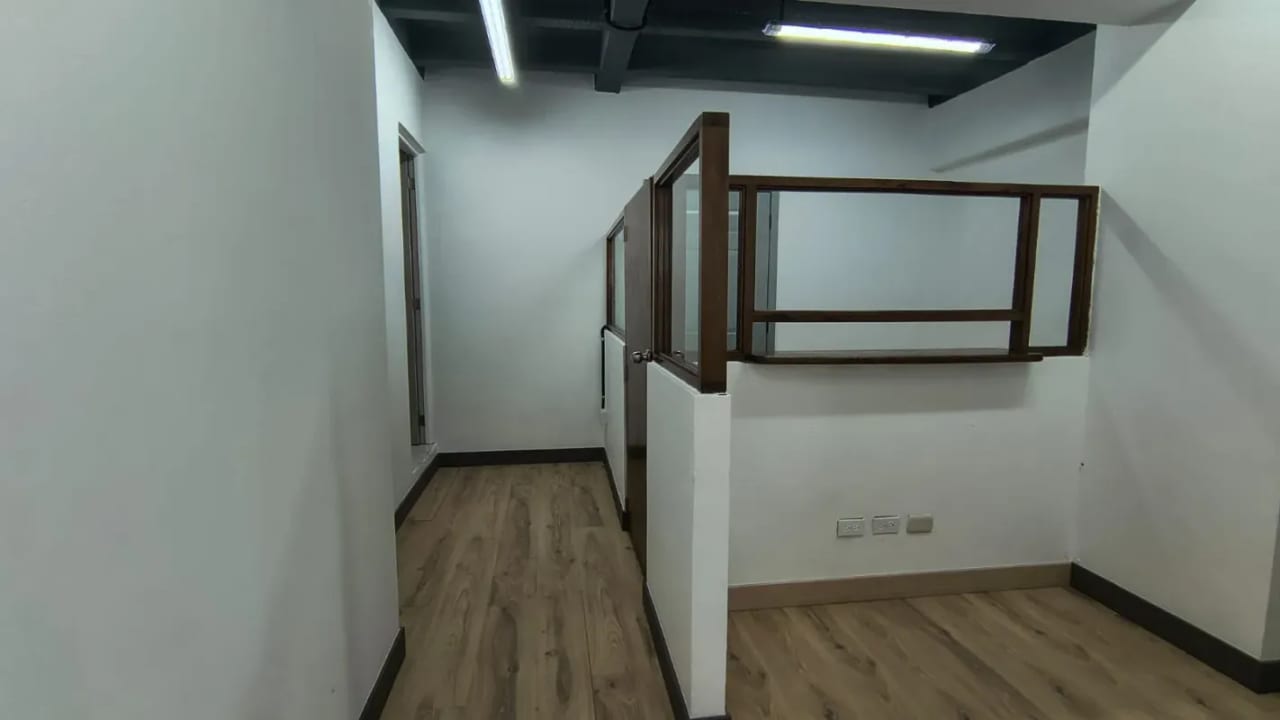 Rento / Vendo Oficina Z.10 Edificio Plaza Buro — Oficina en Alquiler en Plaza Buró, Zona 10, Guatemala, Ciudad — foto 2 de 6
